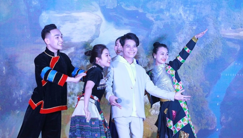 La beauté du costume traditionnel de l ethnie Muong honorée au concours La quintessence du Vietnam